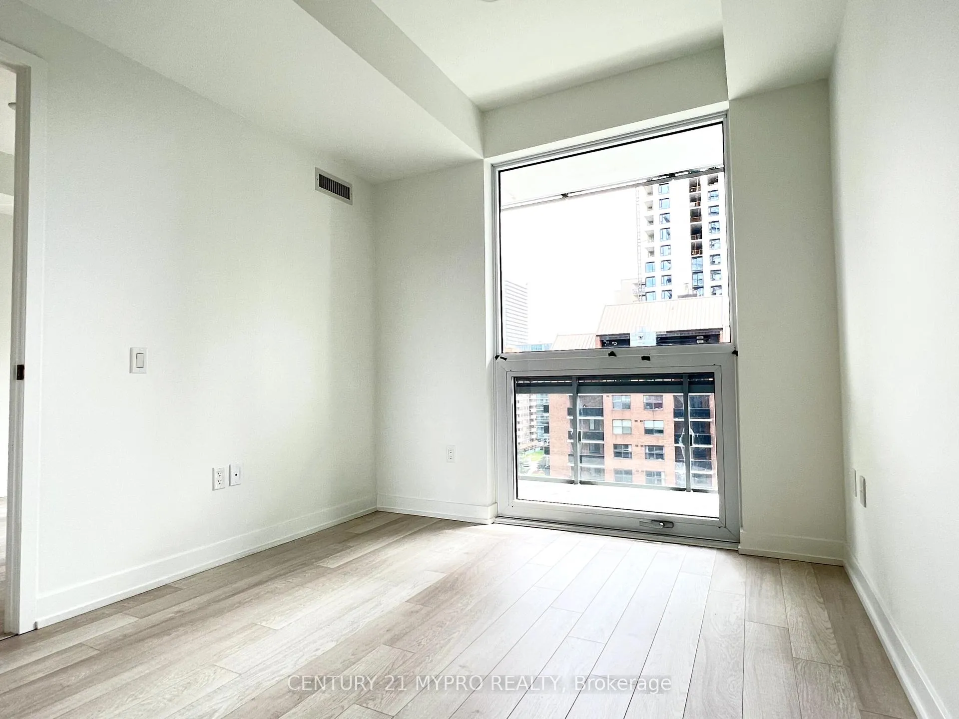 Photo 11 of Unit 702, 39 Roehampton Avenue, Toronto, Mount Pleasant West — HOMEH