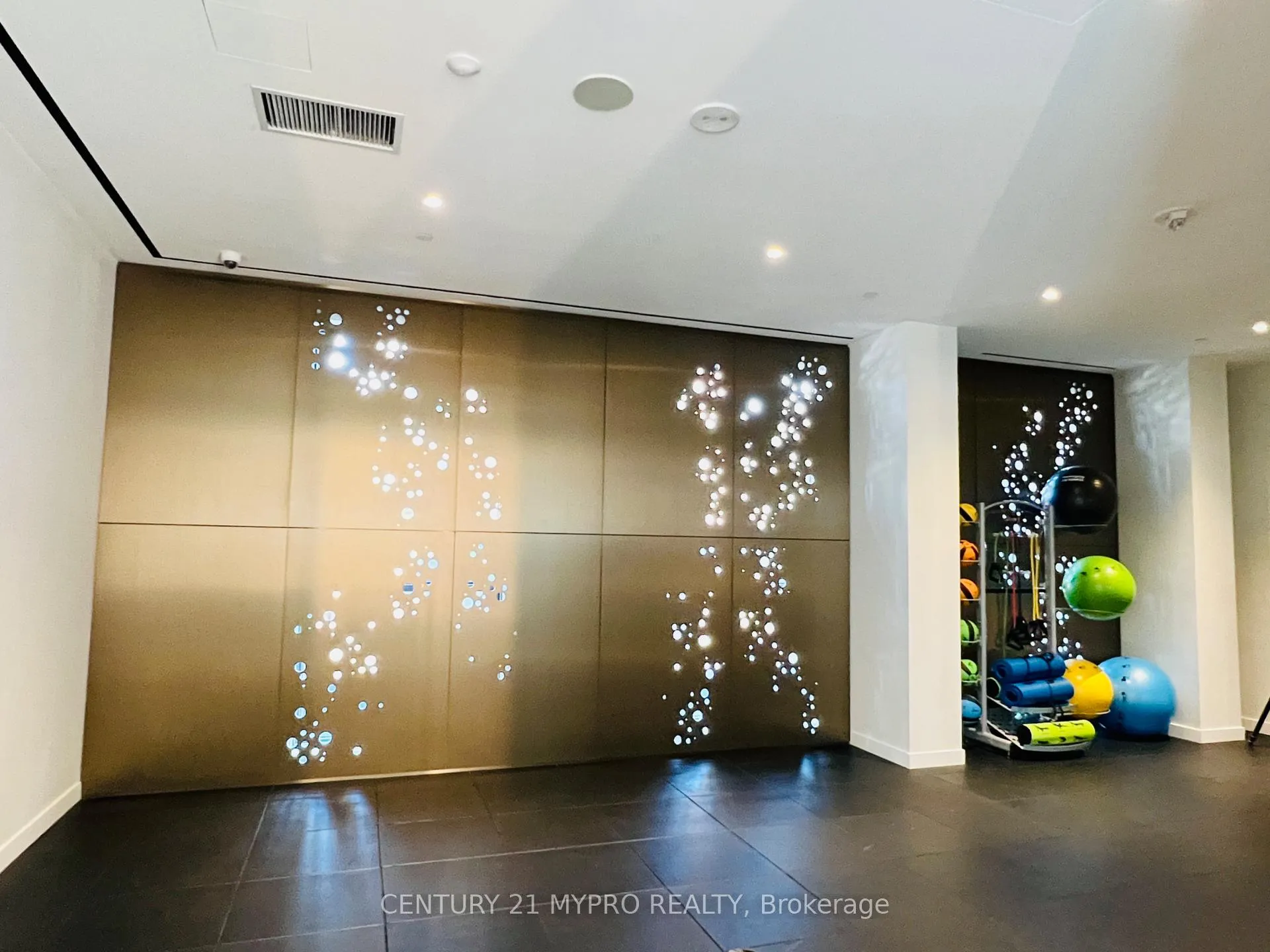 Photo 14 of Unit 702, 39 Roehampton Avenue, Toronto, Mount Pleasant West — HOMEH