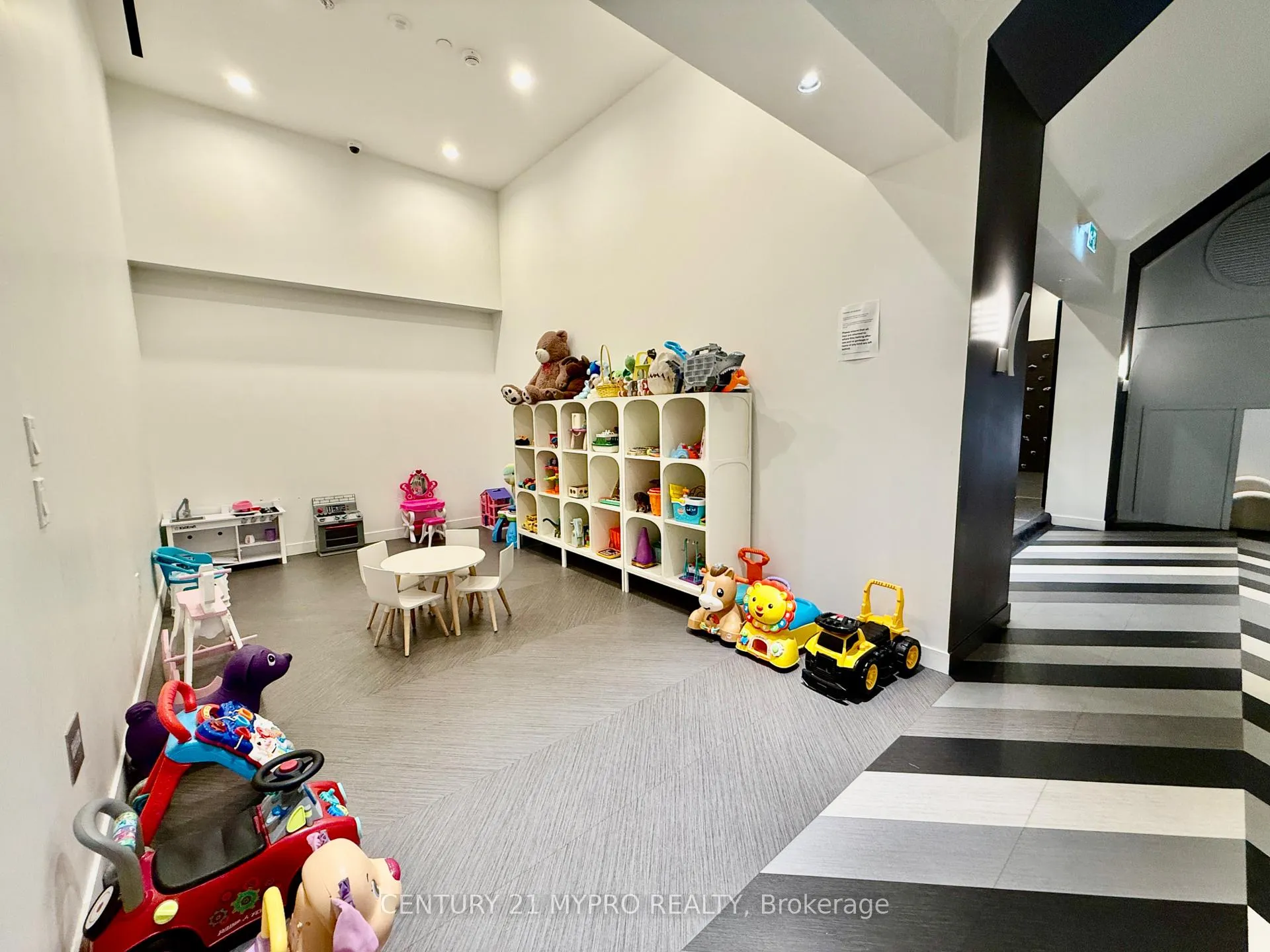 Photo 28 of Unit 702, 39 Roehampton Avenue, Toronto, Mount Pleasant West — HOMEH