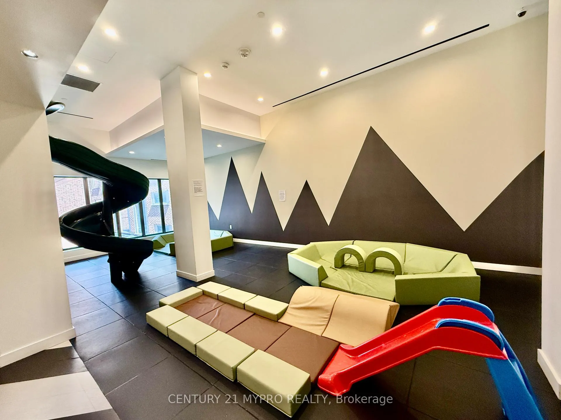 Photo 29 of Unit 702, 39 Roehampton Avenue, Toronto, Mount Pleasant West — HOMEH
