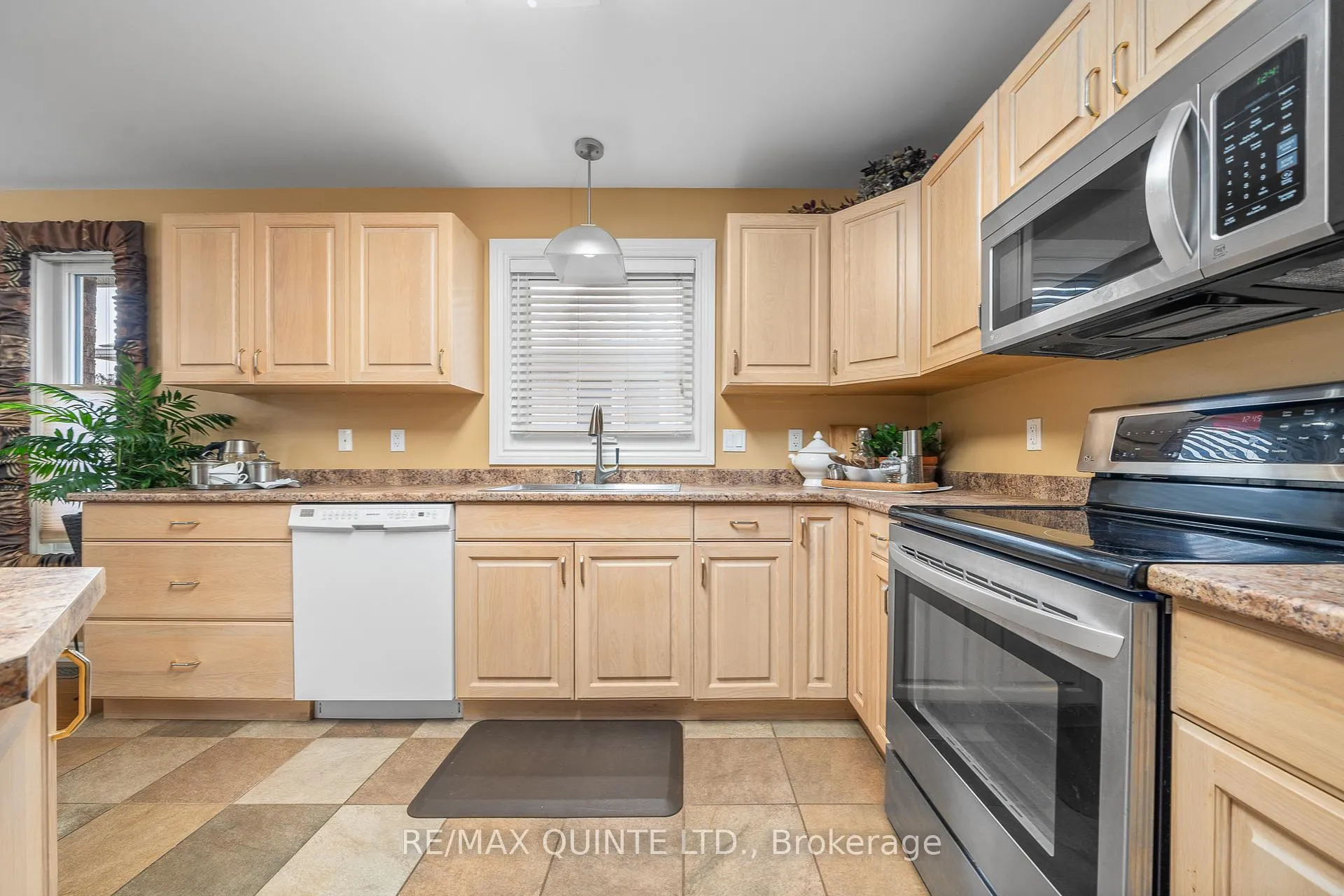 Photo 12 of 7 Chestnut Drive, Belleville, Belleville Ward — HOMEH