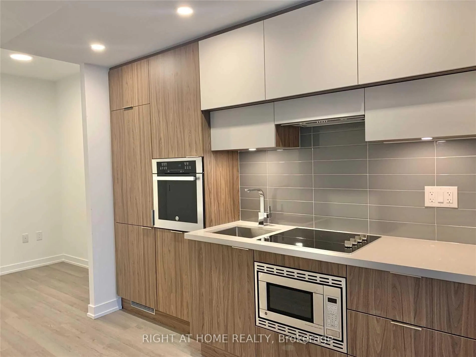 Photo 5 of Unit 1701, 39 Roehampton Avenue, Toronto, Mount Pleasant West — HOMEH