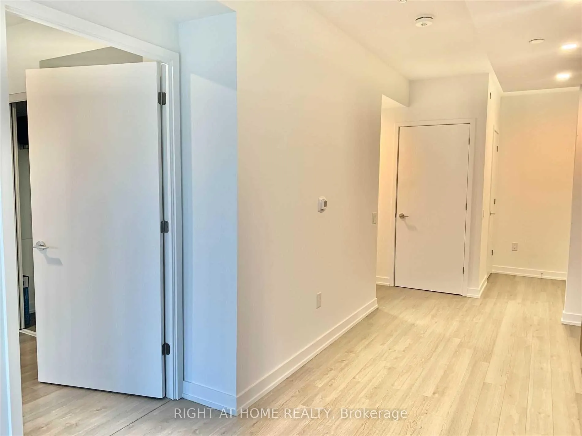 Photo 9 of Unit 1701, 39 Roehampton Avenue, Toronto, Mount Pleasant West — HOMEH