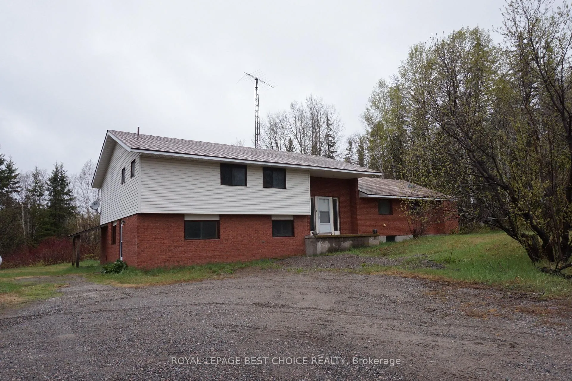 Front of 994328 Hwy 11 N