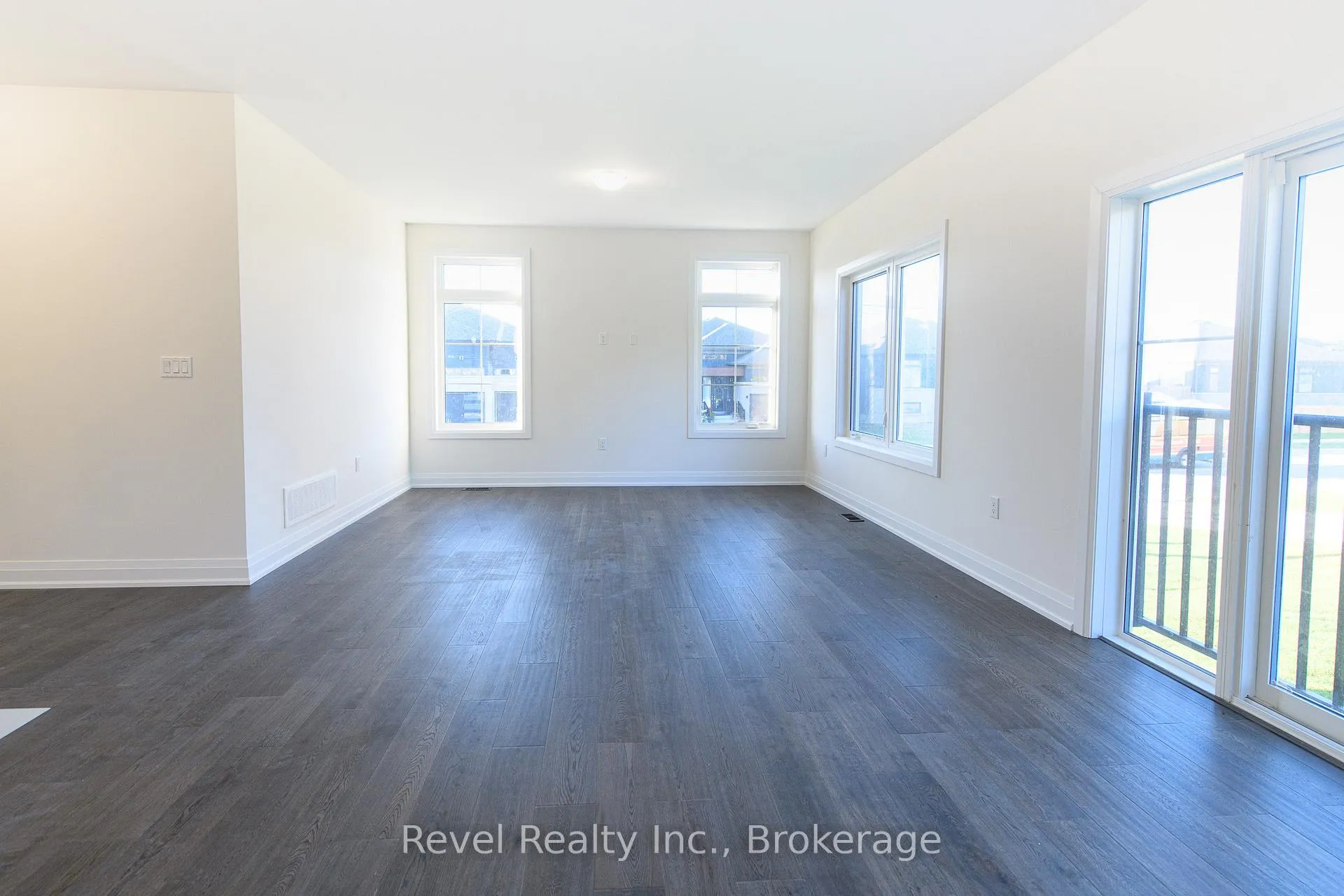 Photo 2 of 45 Joanne Crescent, Wasaga Beach — HOMEH