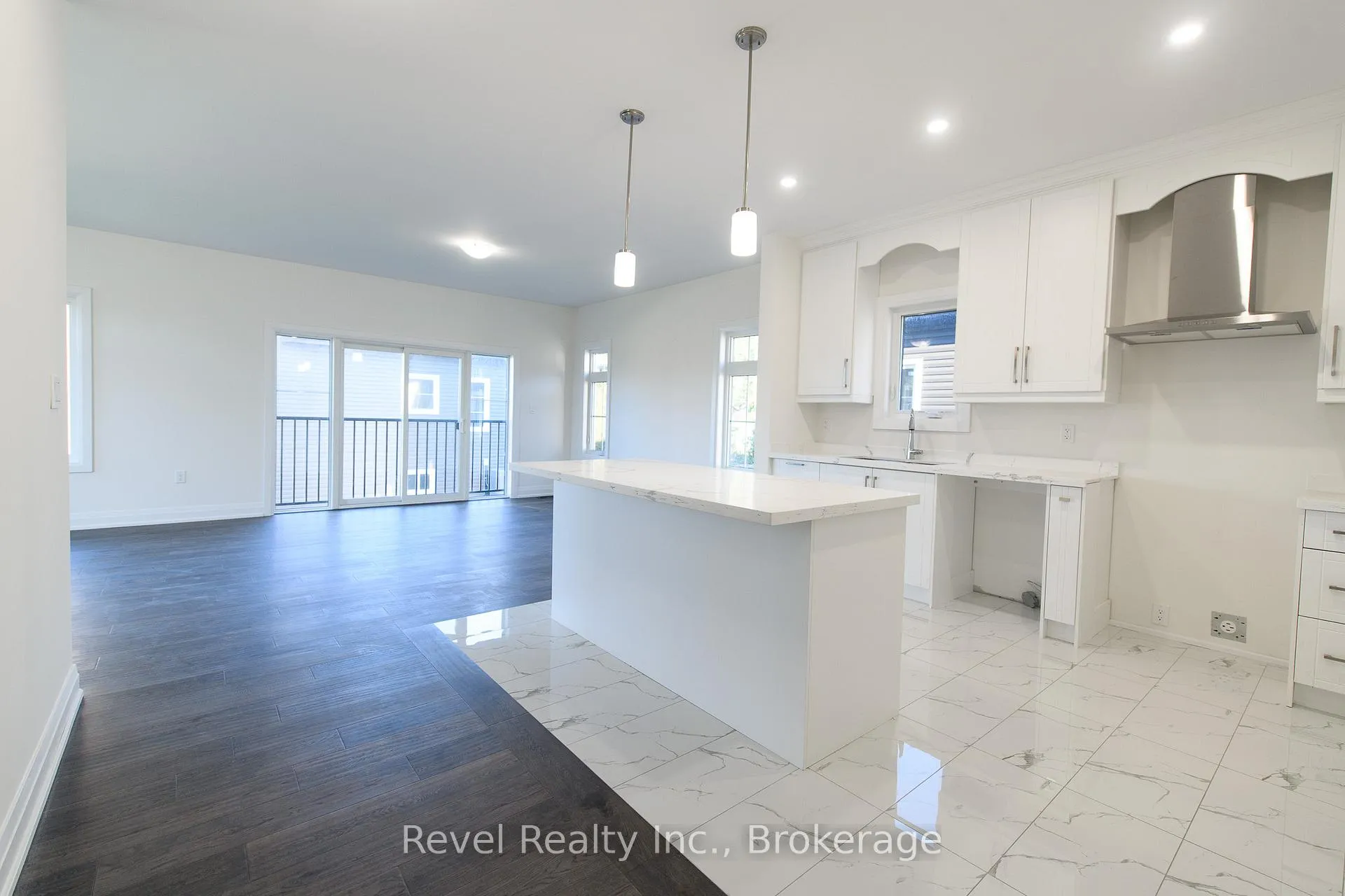 Photo 4 of 45 Joanne Crescent, Wasaga Beach — HOMEH