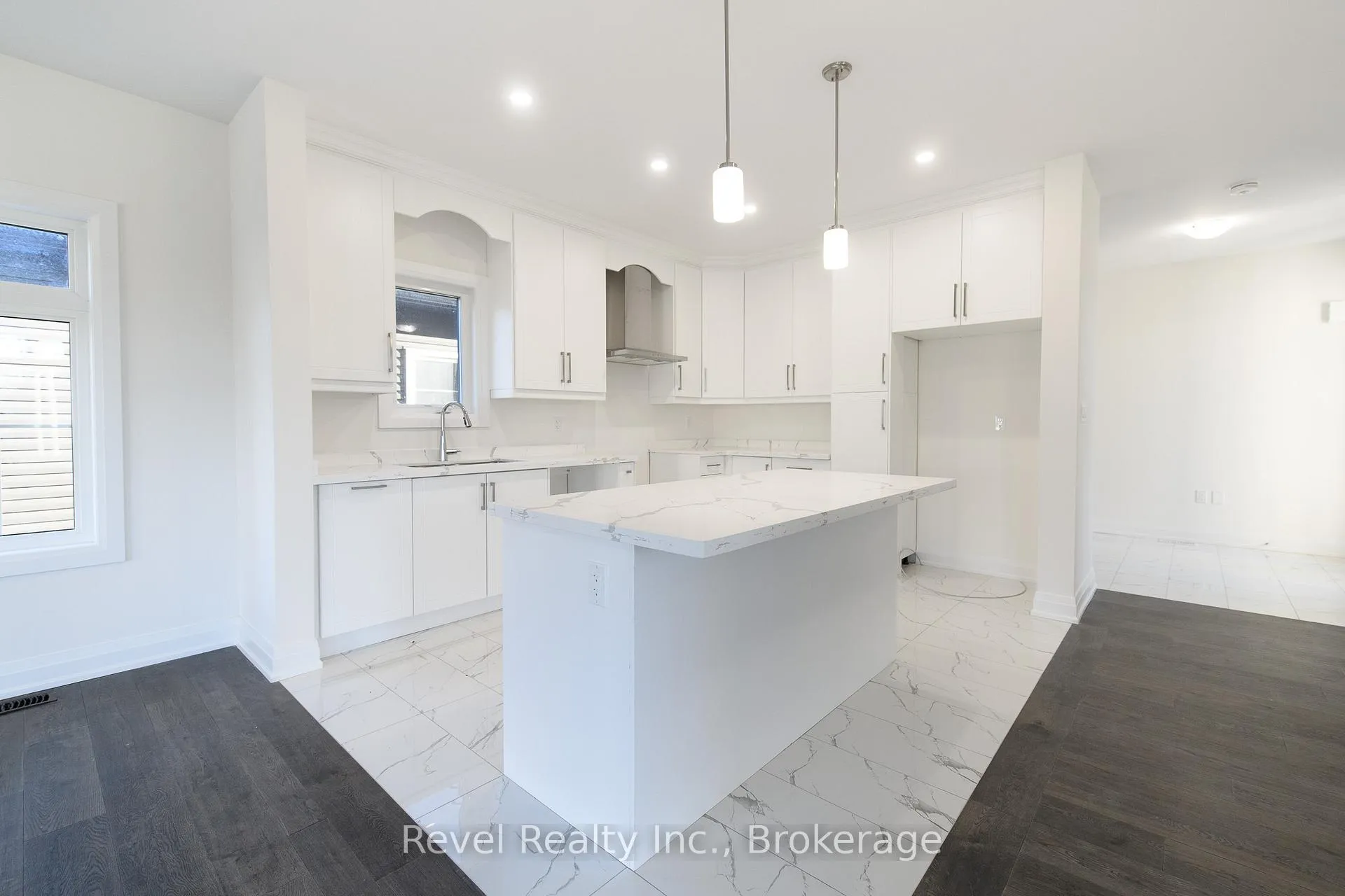Photo 5 of 45 Joanne Crescent, Wasaga Beach — HOMEH