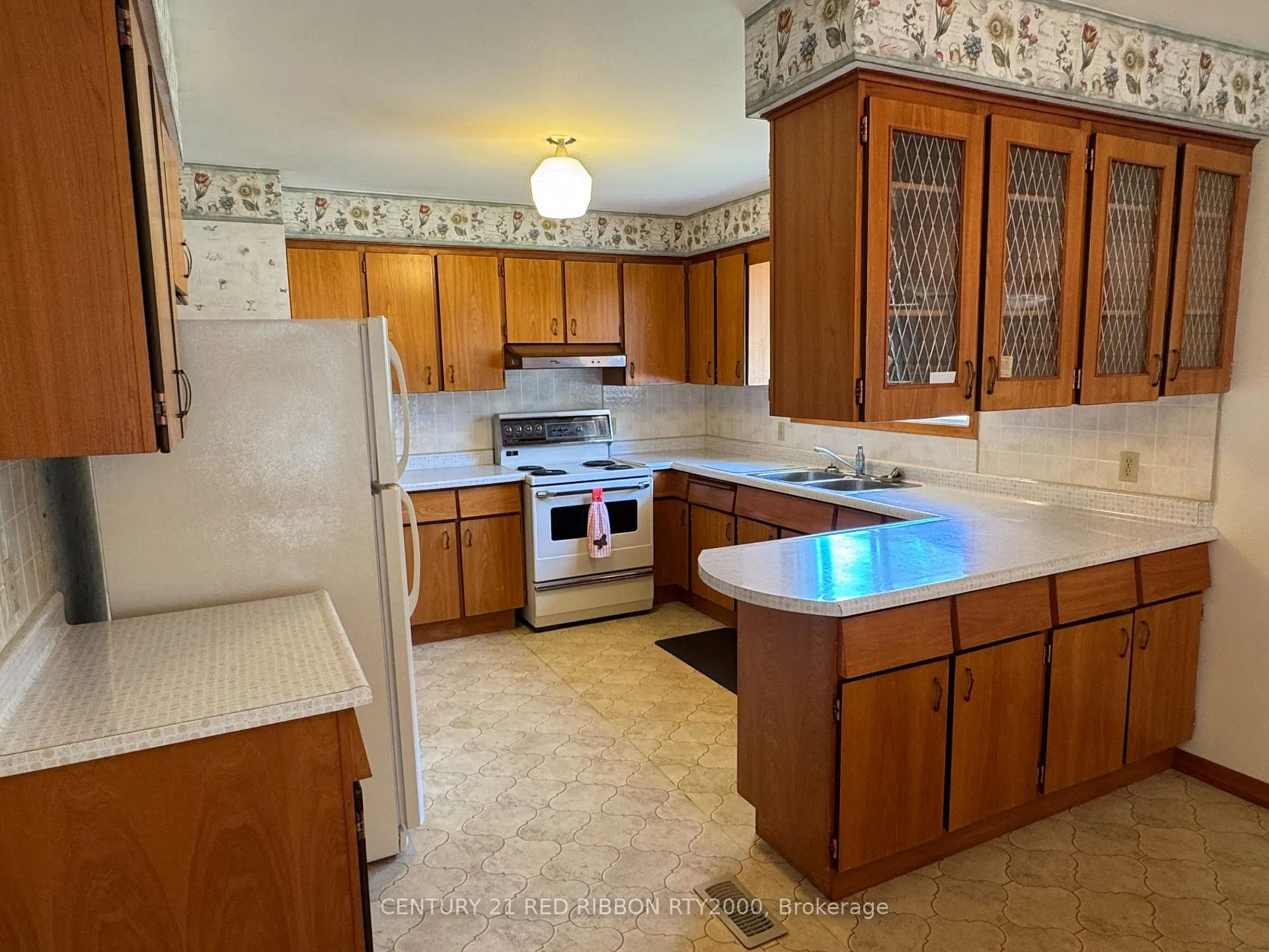 Photo 5 of 730 Glover Crescent, Strathroy-Caradoc, Mount Brydges — HOMEH