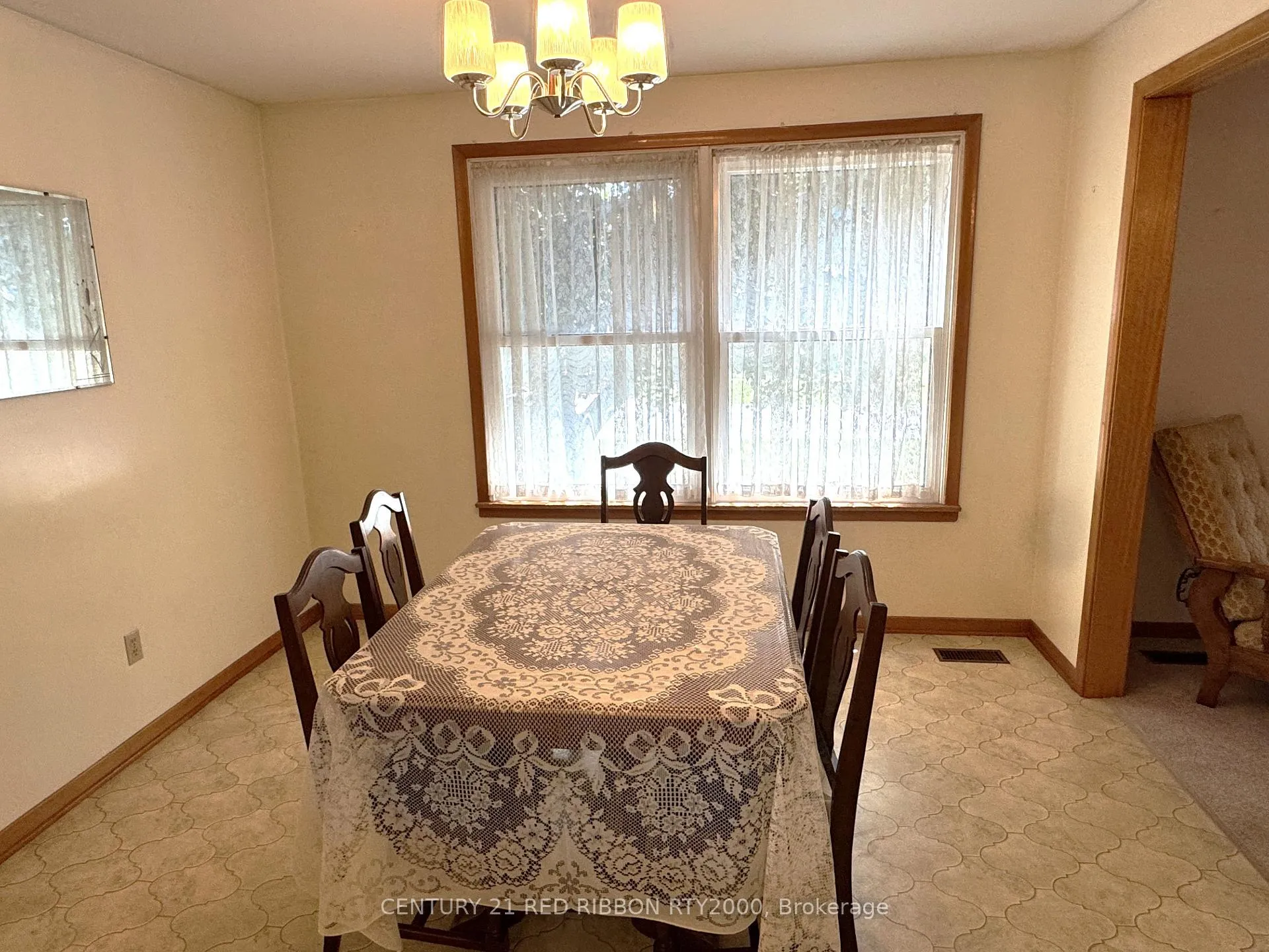 Photo 10 of 730 Glover Crescent, Strathroy-Caradoc, Mount Brydges — HOMEH