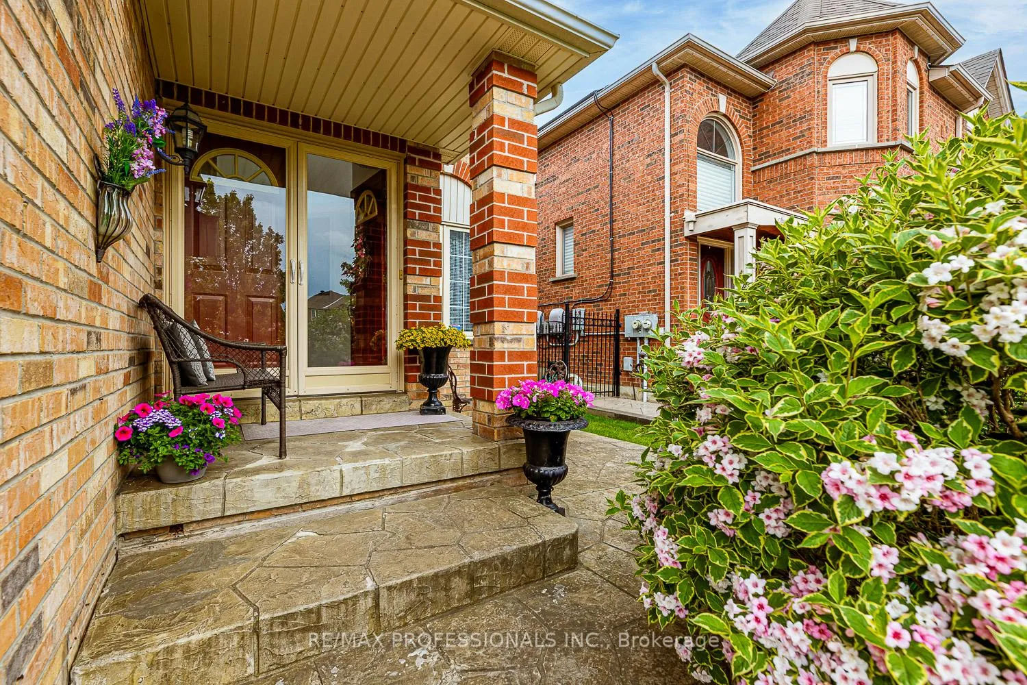 Photo 2 of 11 Riverwood Terrace, Caledon, Bolton East — HOMEH