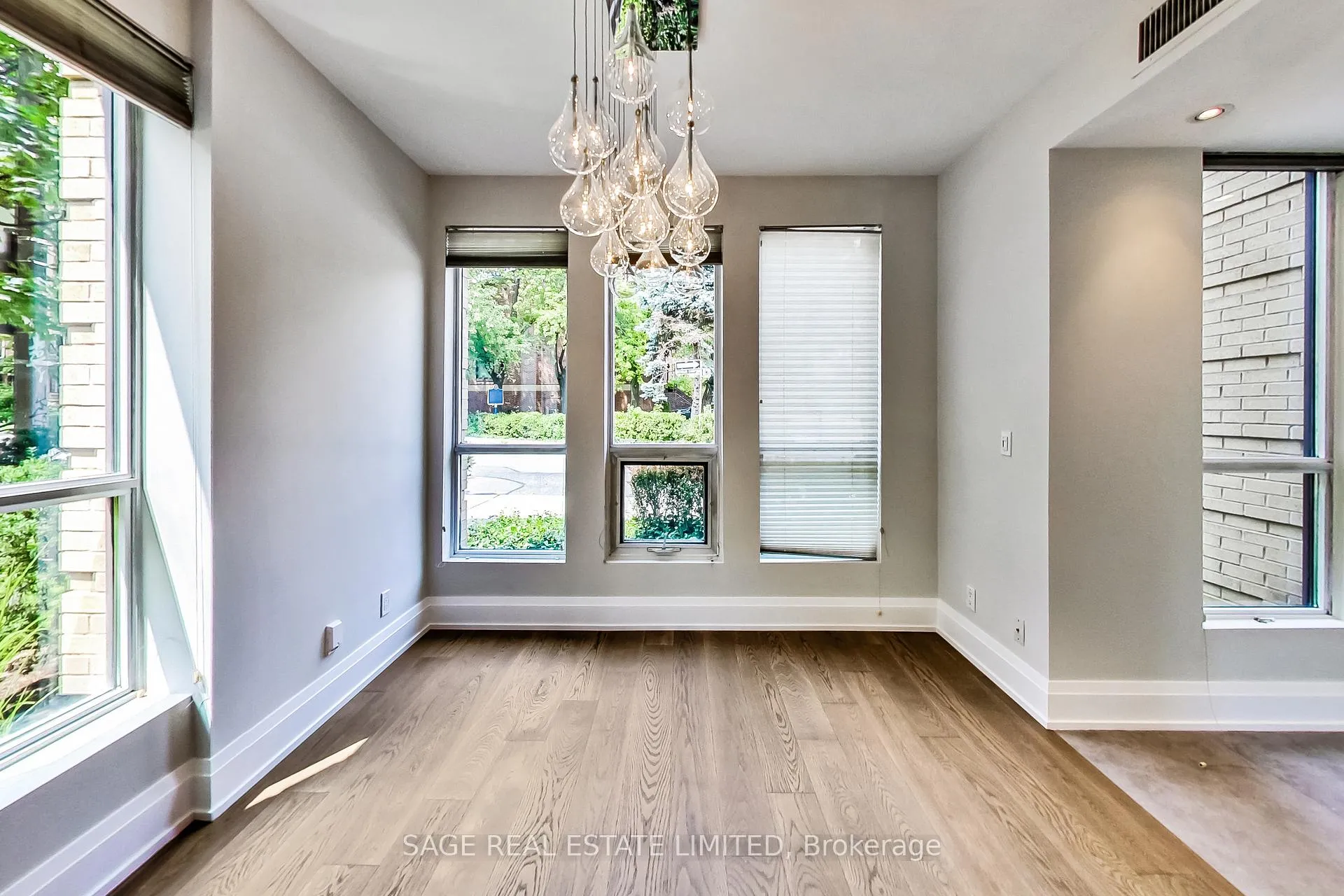 Photo 4 of Unit TH 13, 25 Soho Street, Toronto, Kensington-Chinatown — HOMEH