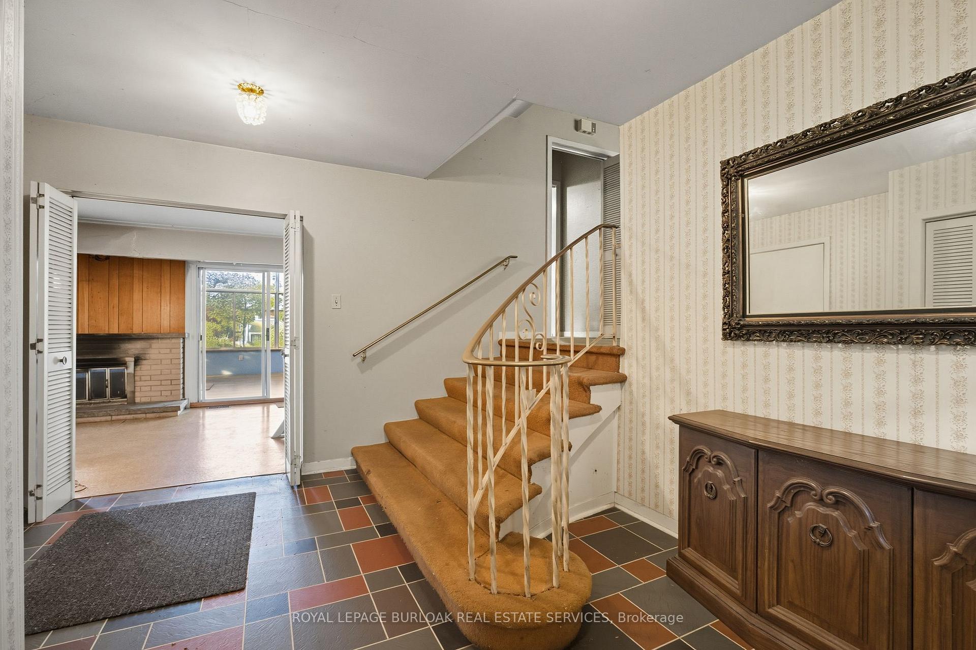 Photo 2 of 264 Camelot Drive, Burlington, Shoreacres — HOMEH