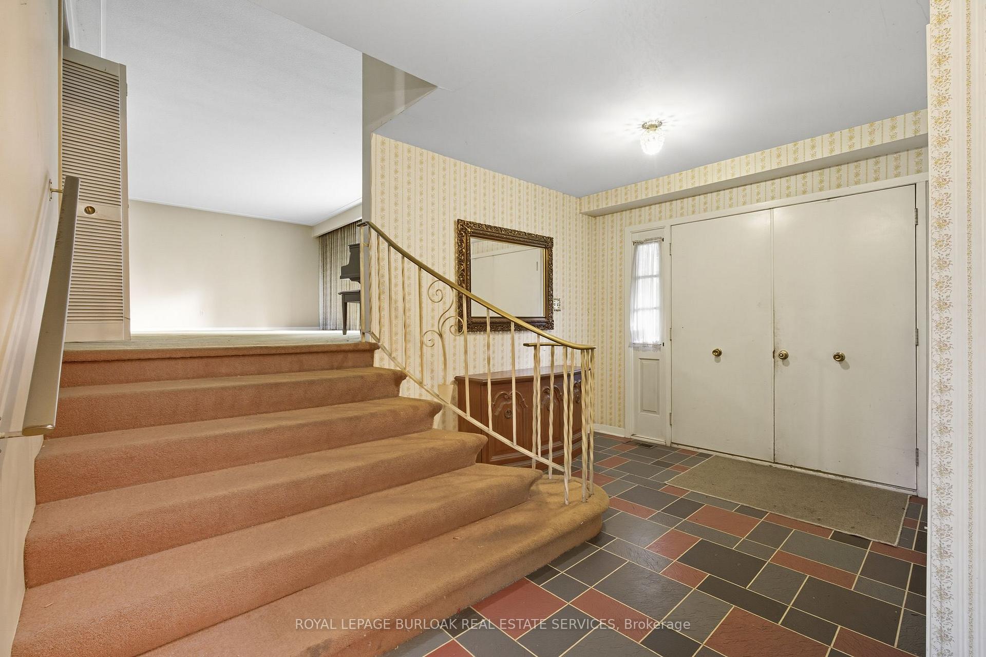 Photo 3 of 264 Camelot Drive, Burlington, Shoreacres — HOMEH