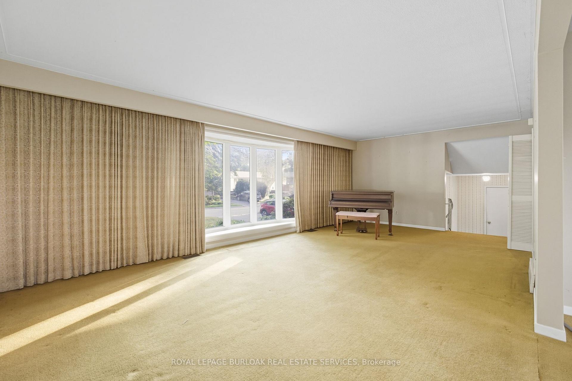 Photo 5 of 264 Camelot Drive, Burlington, Shoreacres — HOMEH