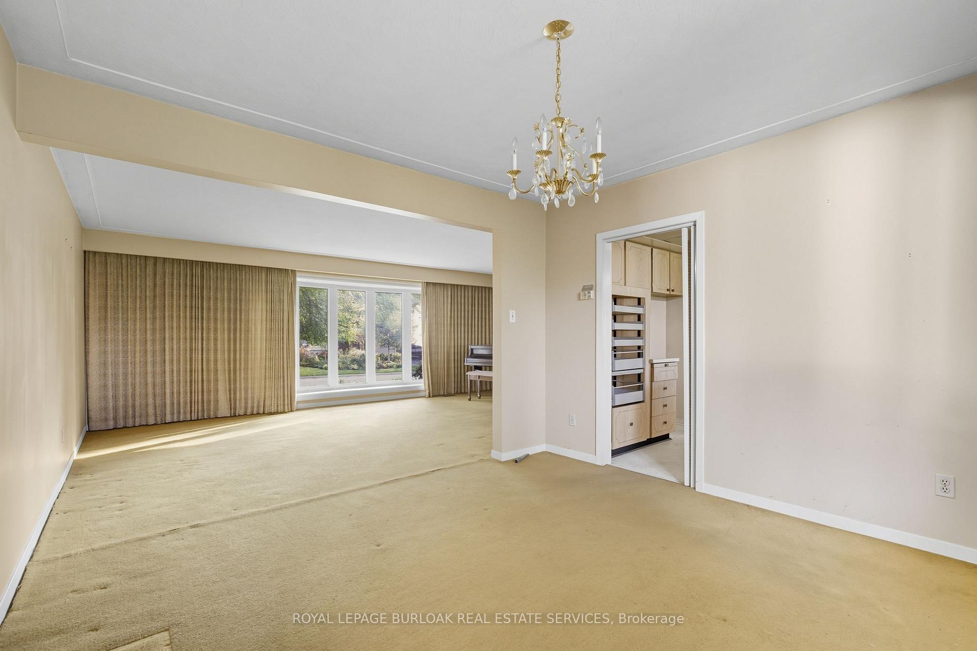 Photo 9 of 264 Camelot Drive, Burlington, Shoreacres — HOMEH