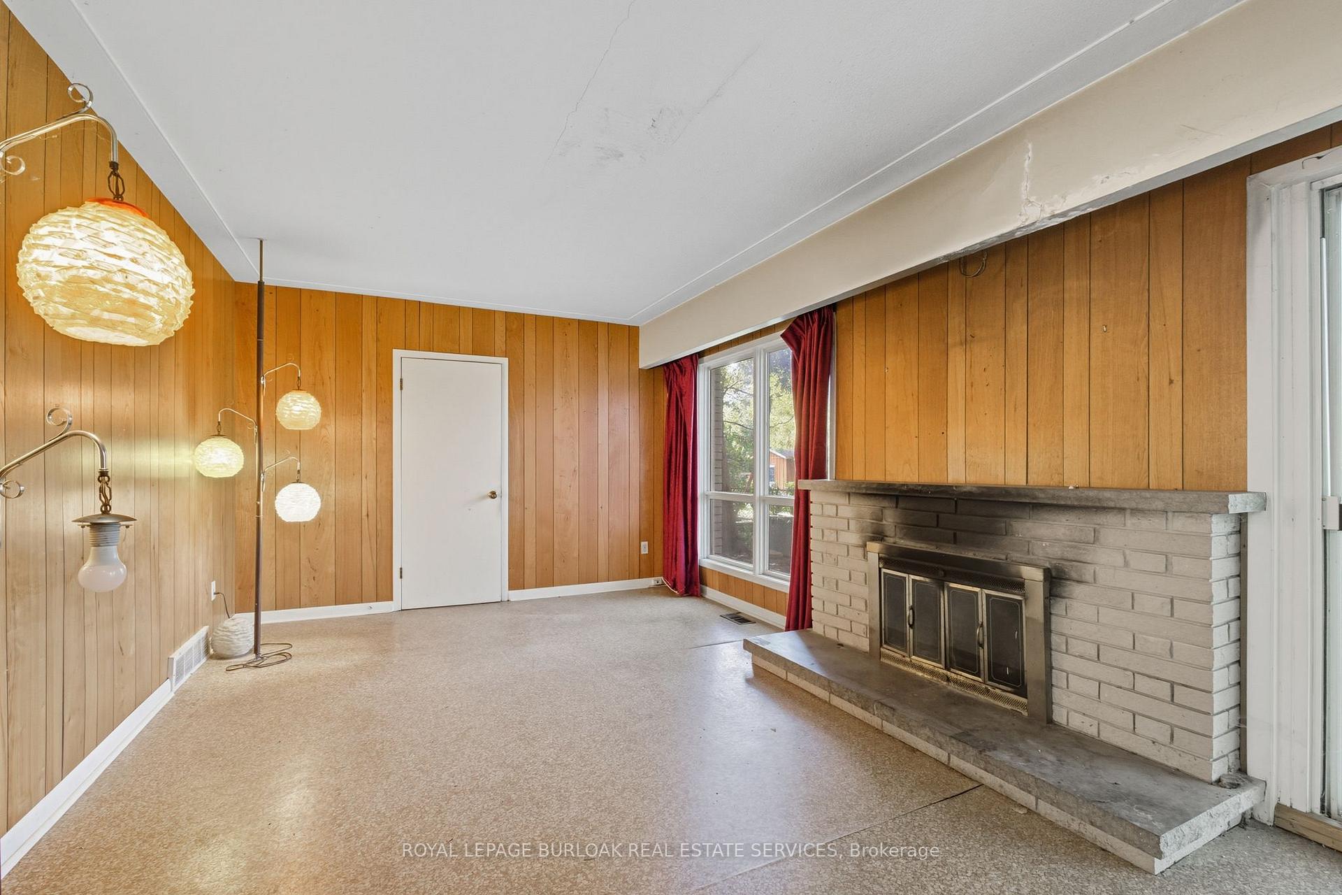 Photo 13 of 264 Camelot Drive, Burlington, Shoreacres — HOMEH