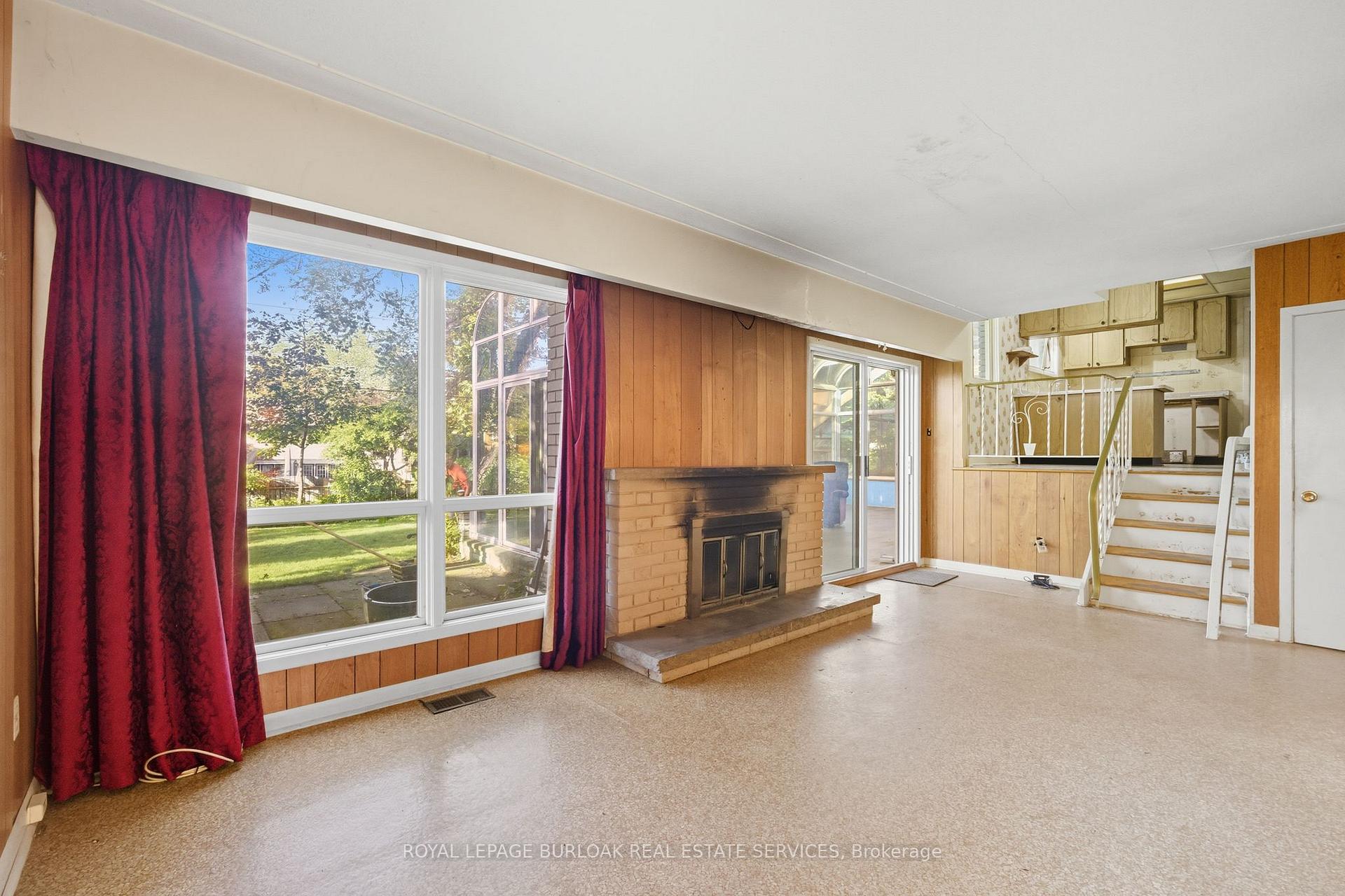 Photo 14 of 264 Camelot Drive, Burlington, Shoreacres — HOMEH