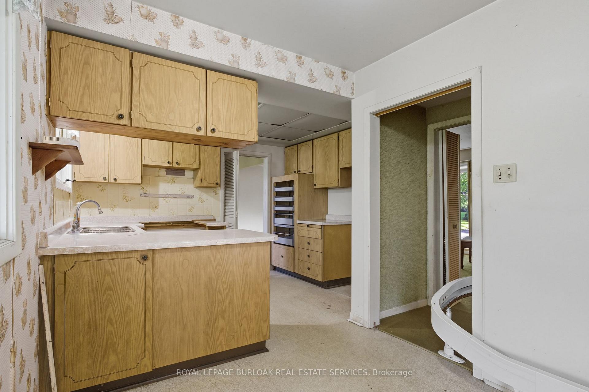 Photo 15 of 264 Camelot Drive, Burlington, Shoreacres — HOMEH