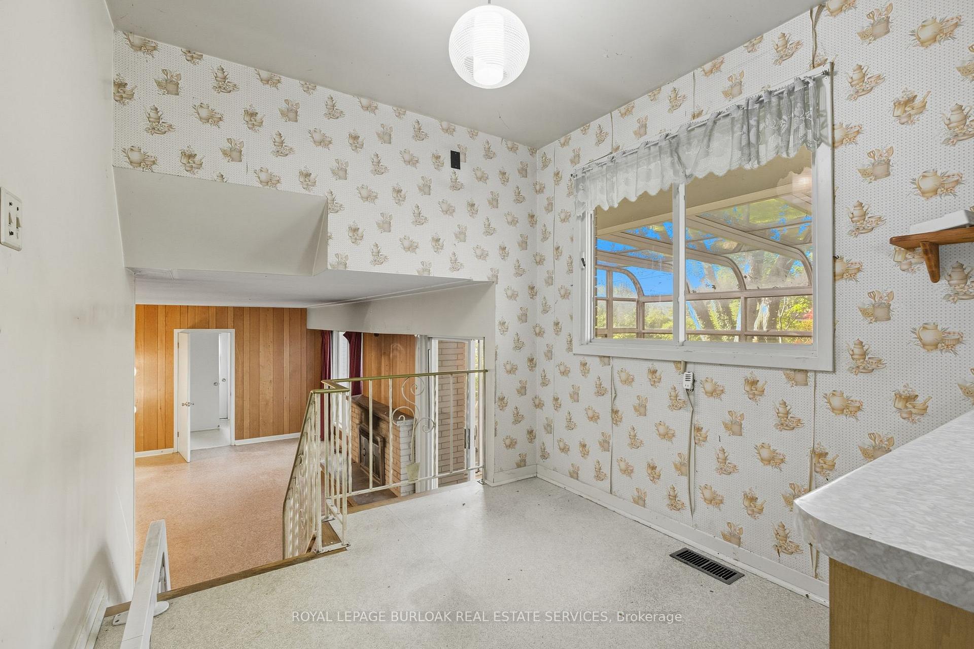 Photo 16 of 264 Camelot Drive, Burlington, Shoreacres — HOMEH