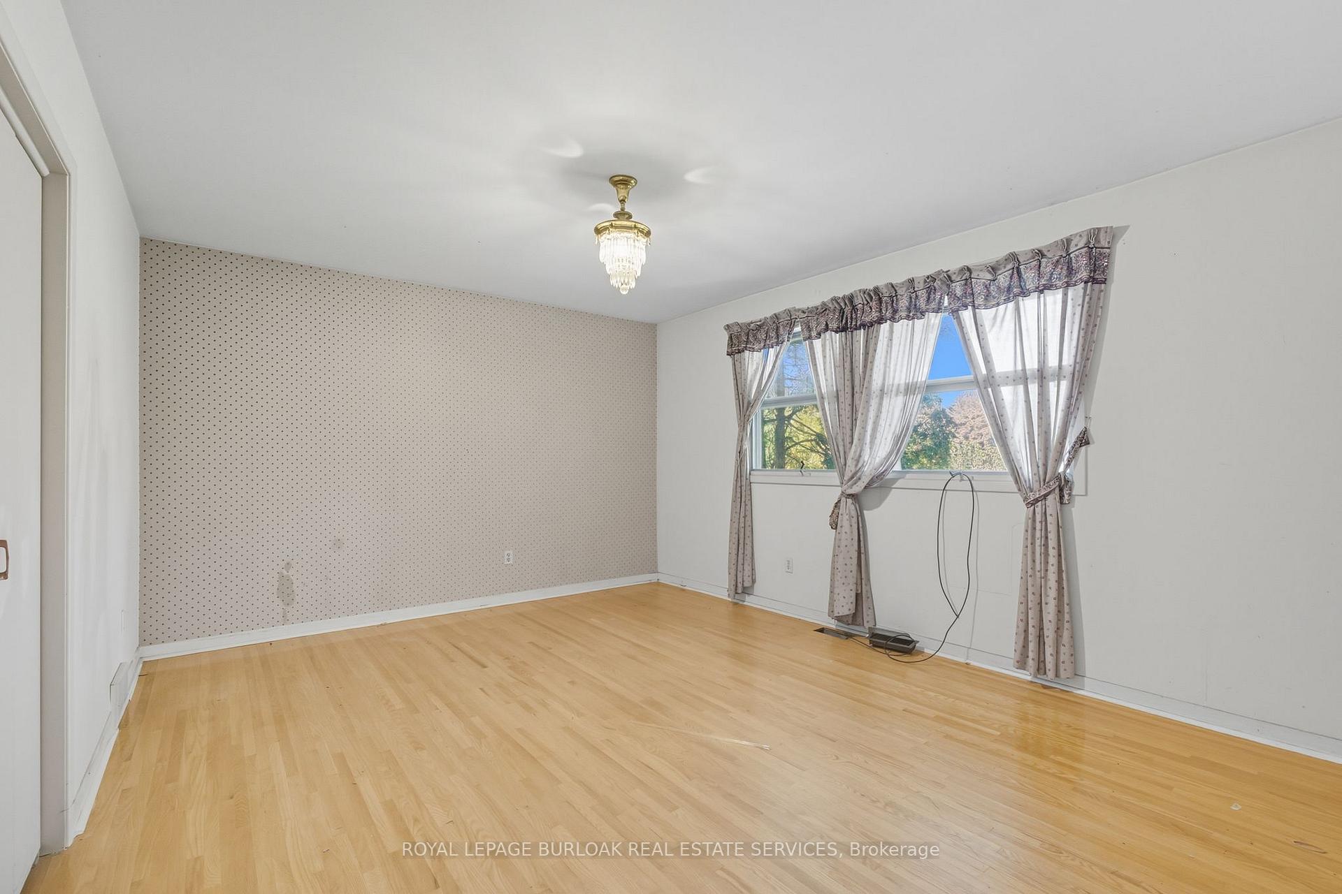 Photo 18 of 264 Camelot Drive, Burlington, Shoreacres — HOMEH