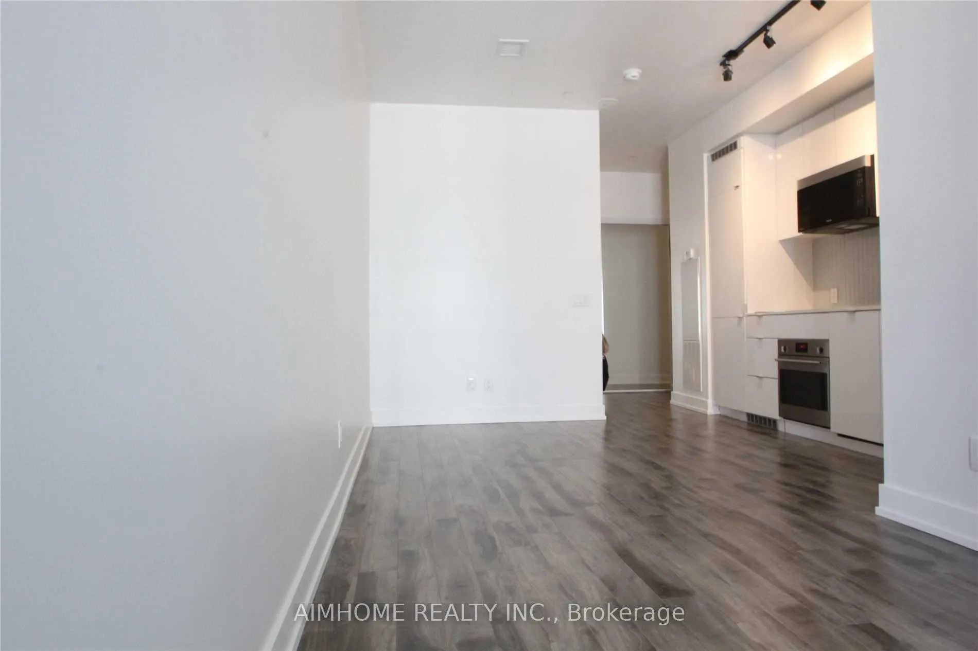 Photo 5 of Unit 811, 7 Grenville Street, Toronto, Bay Street Corridor — HOMEH