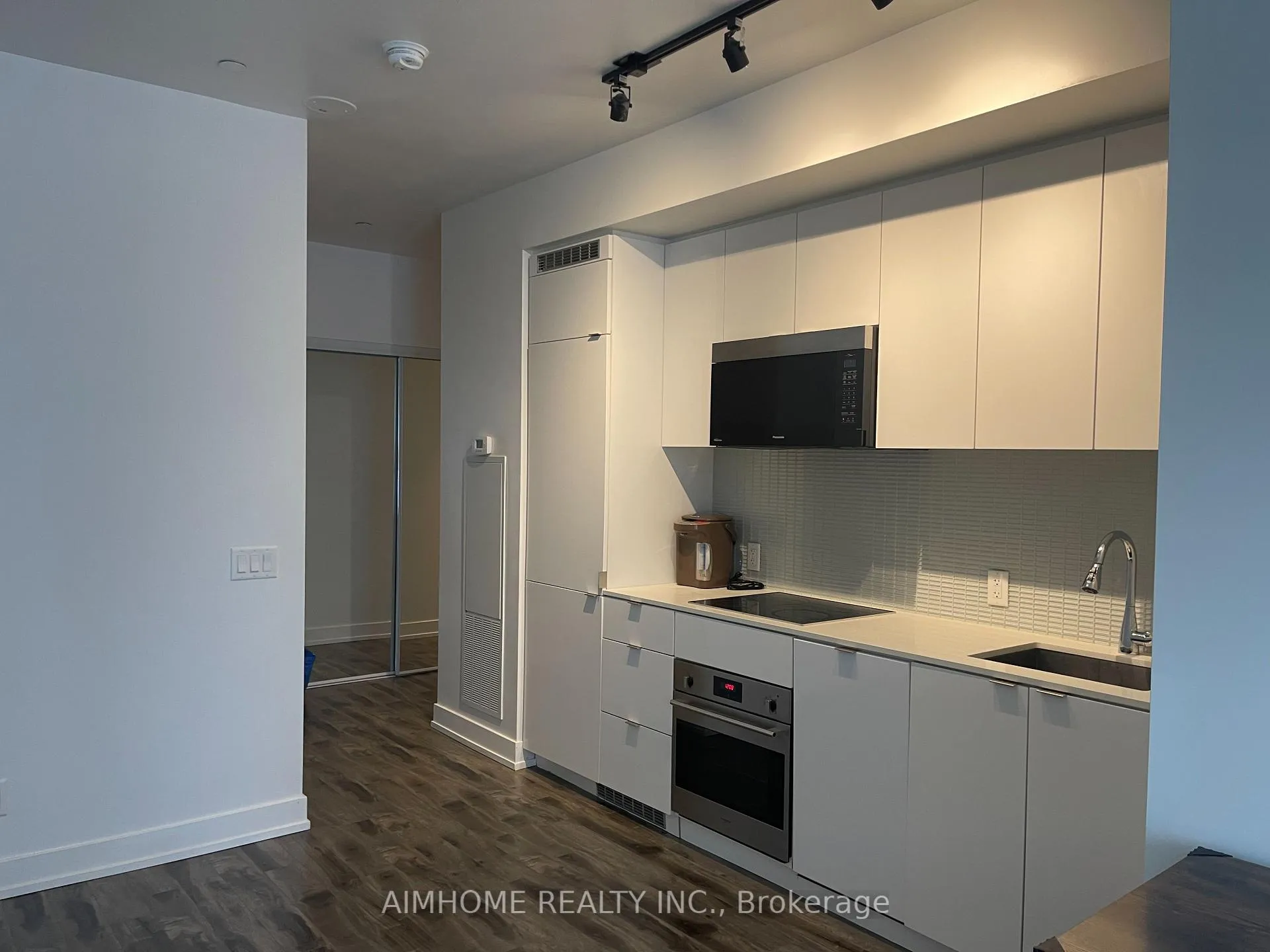 Photo 10 of Unit 811, 7 Grenville Street, Toronto, Bay Street Corridor — HOMEH