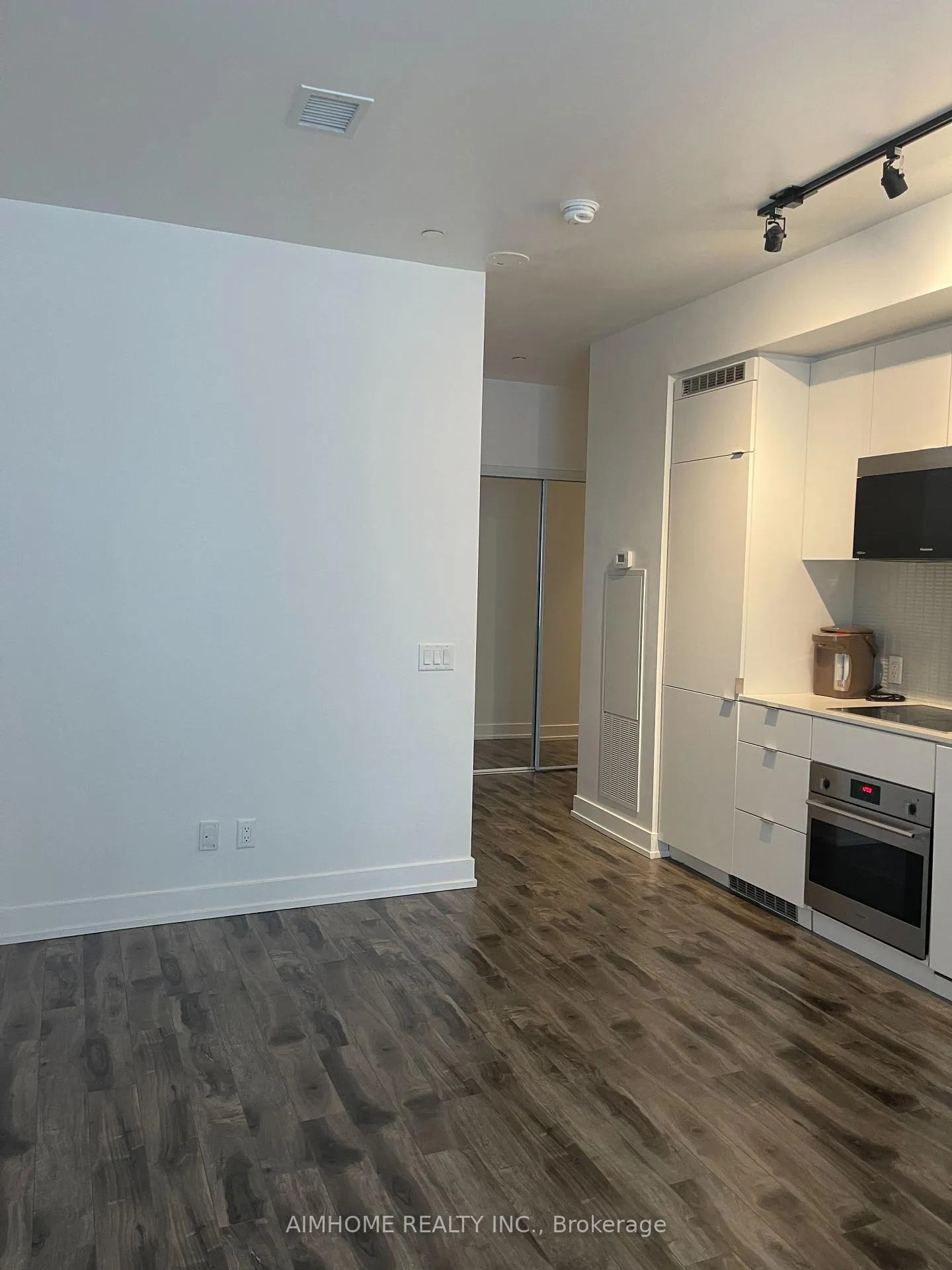 Photo 11 of Unit 811, 7 Grenville Street, Toronto, Bay Street Corridor — HOMEH