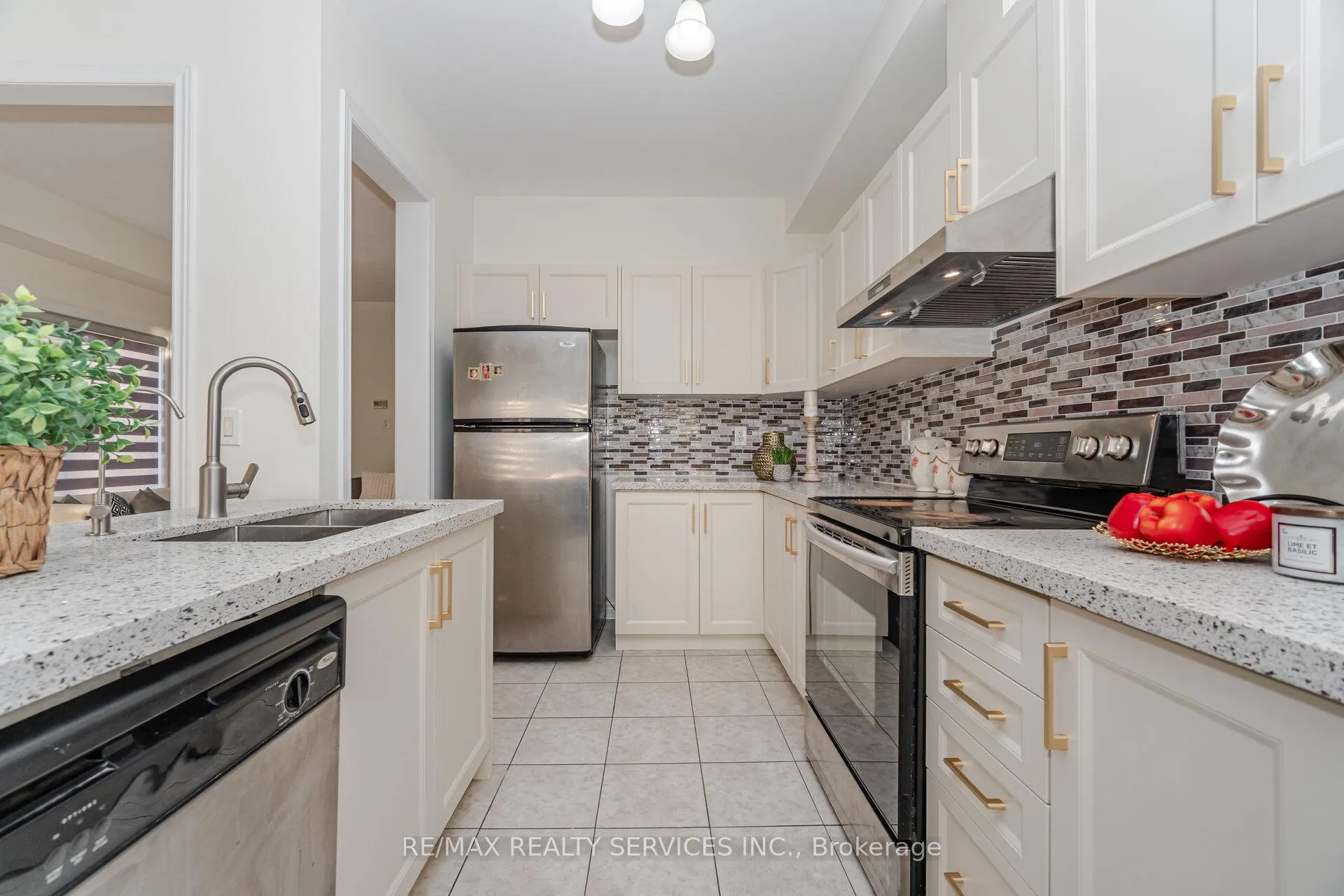 Photo 13 of 38 Delport Close, Brampton, Bram East — HOMEH