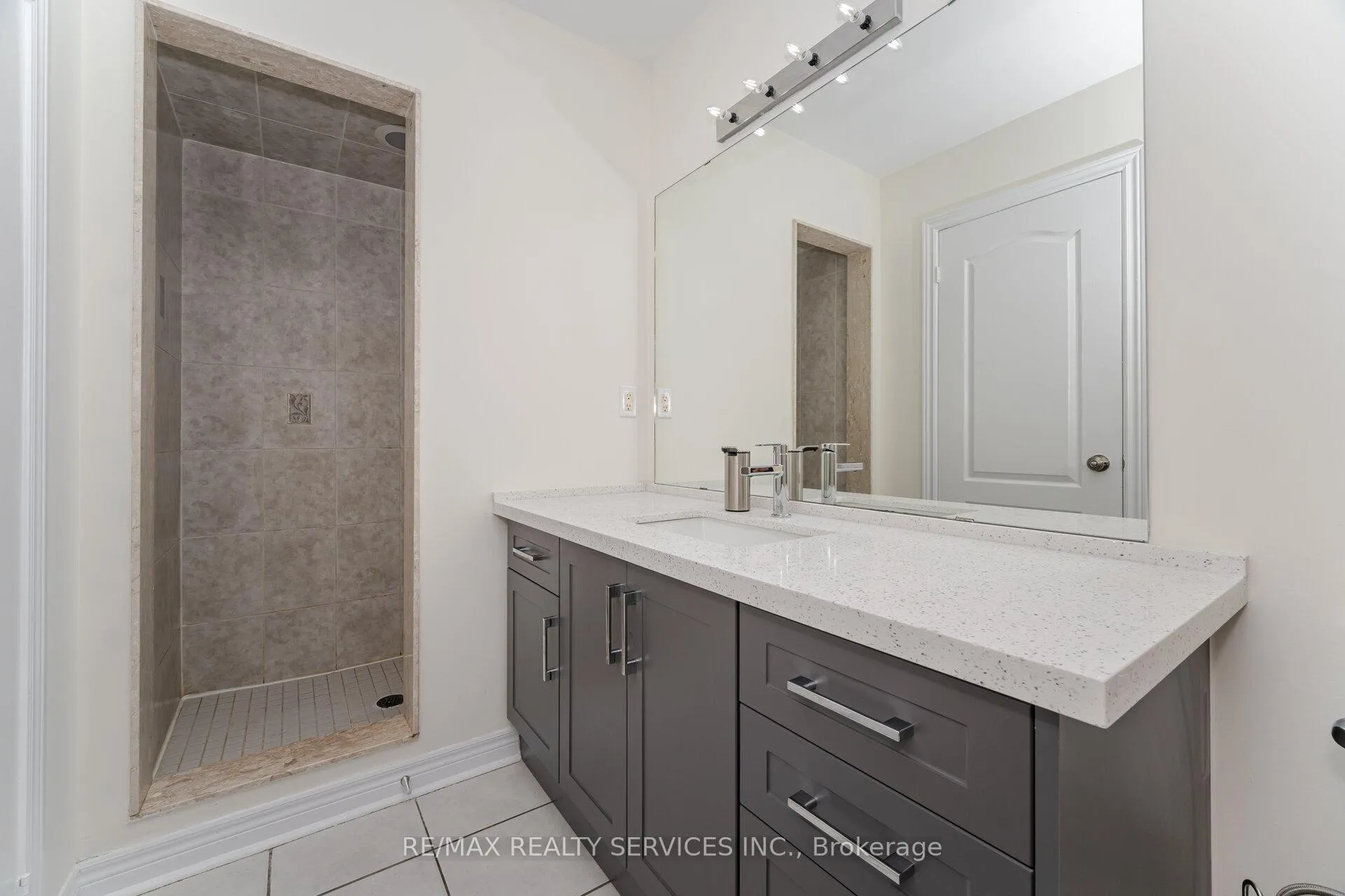 Photo 24 of 38 Delport Close, Brampton, Bram East — HOMEH