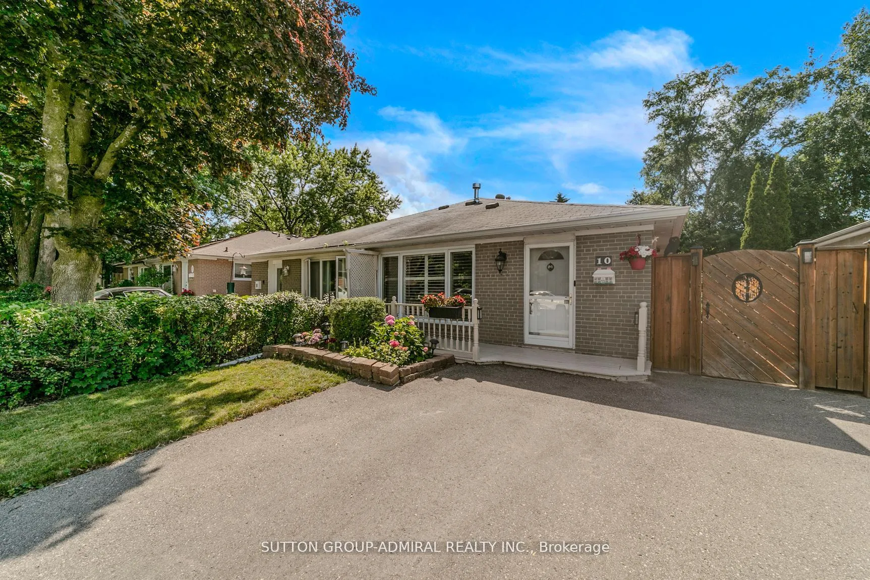 Photo 2 of 10 Kitimat Crescent, Aurora, Aurora Heights — HOMEH
