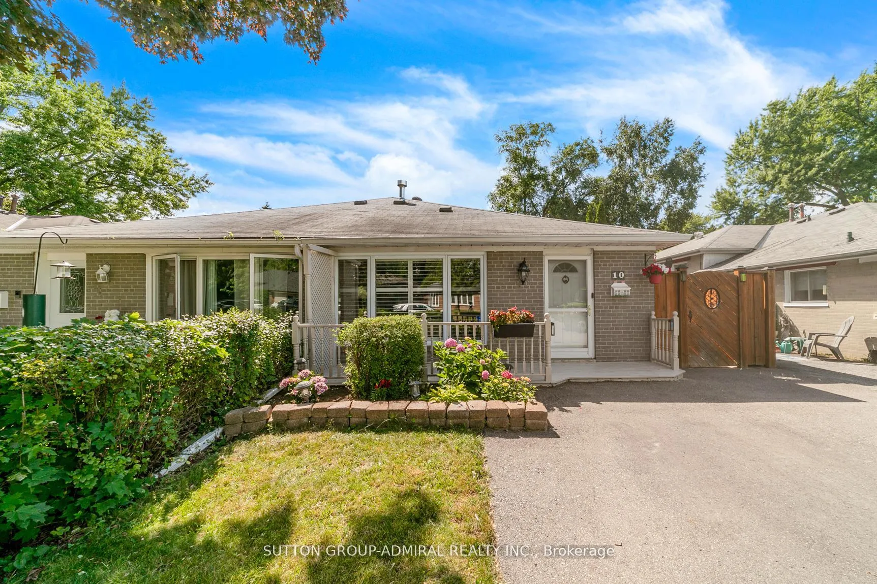 Photo 3 of 10 Kitimat Crescent, Aurora, Aurora Heights — HOMEH