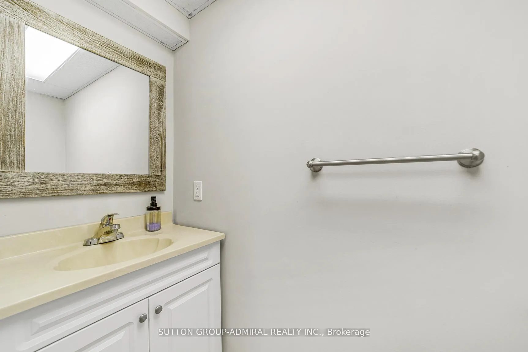 Photo 28 of 10 Kitimat Crescent, Aurora, Aurora Heights — HOMEH