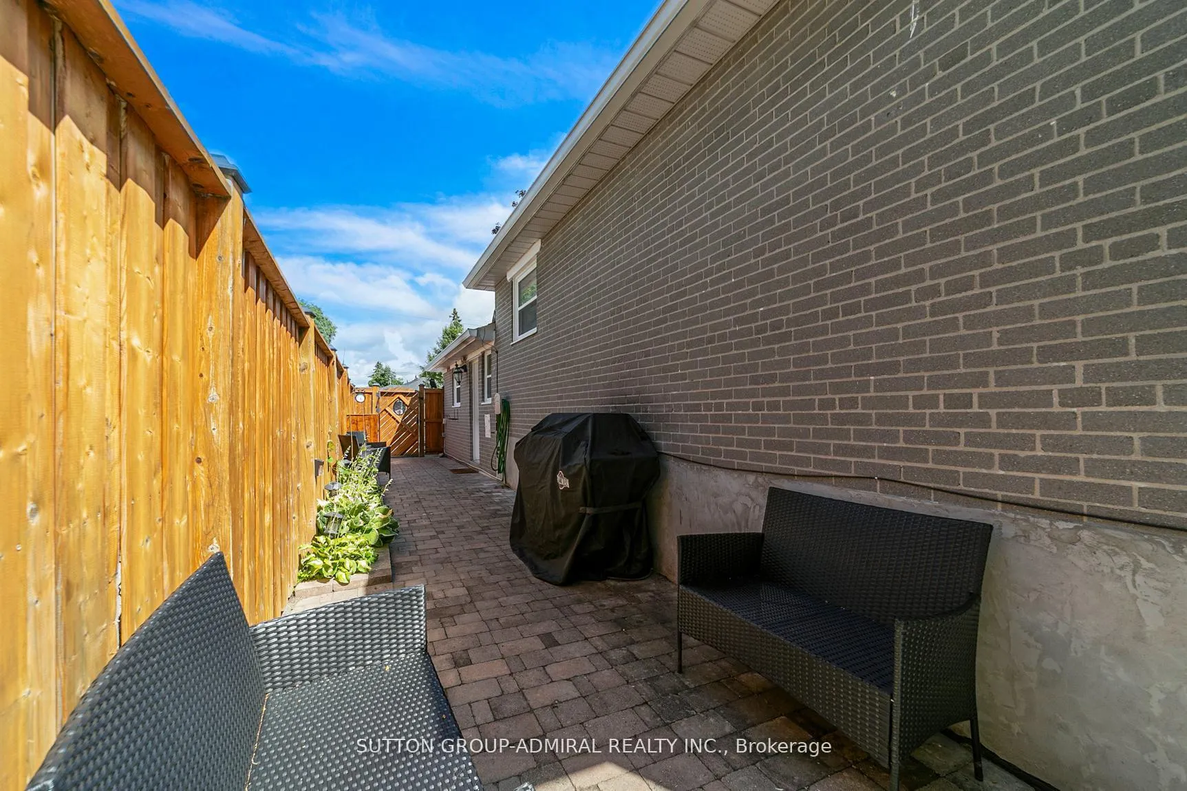 Photo 38 of 10 Kitimat Crescent, Aurora, Aurora Heights — HOMEH
