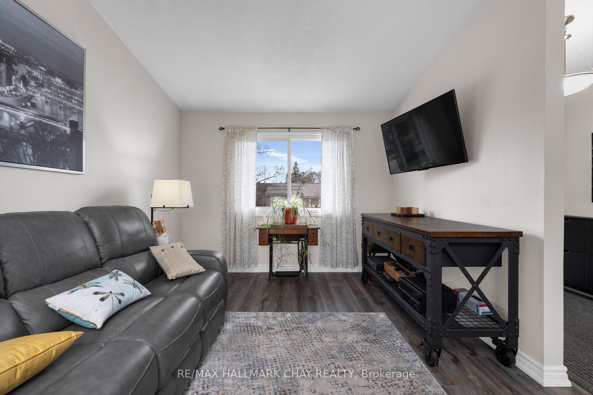 Photo 6 of 53 Heather Street, Barrie, Sunnidale — HOMEH