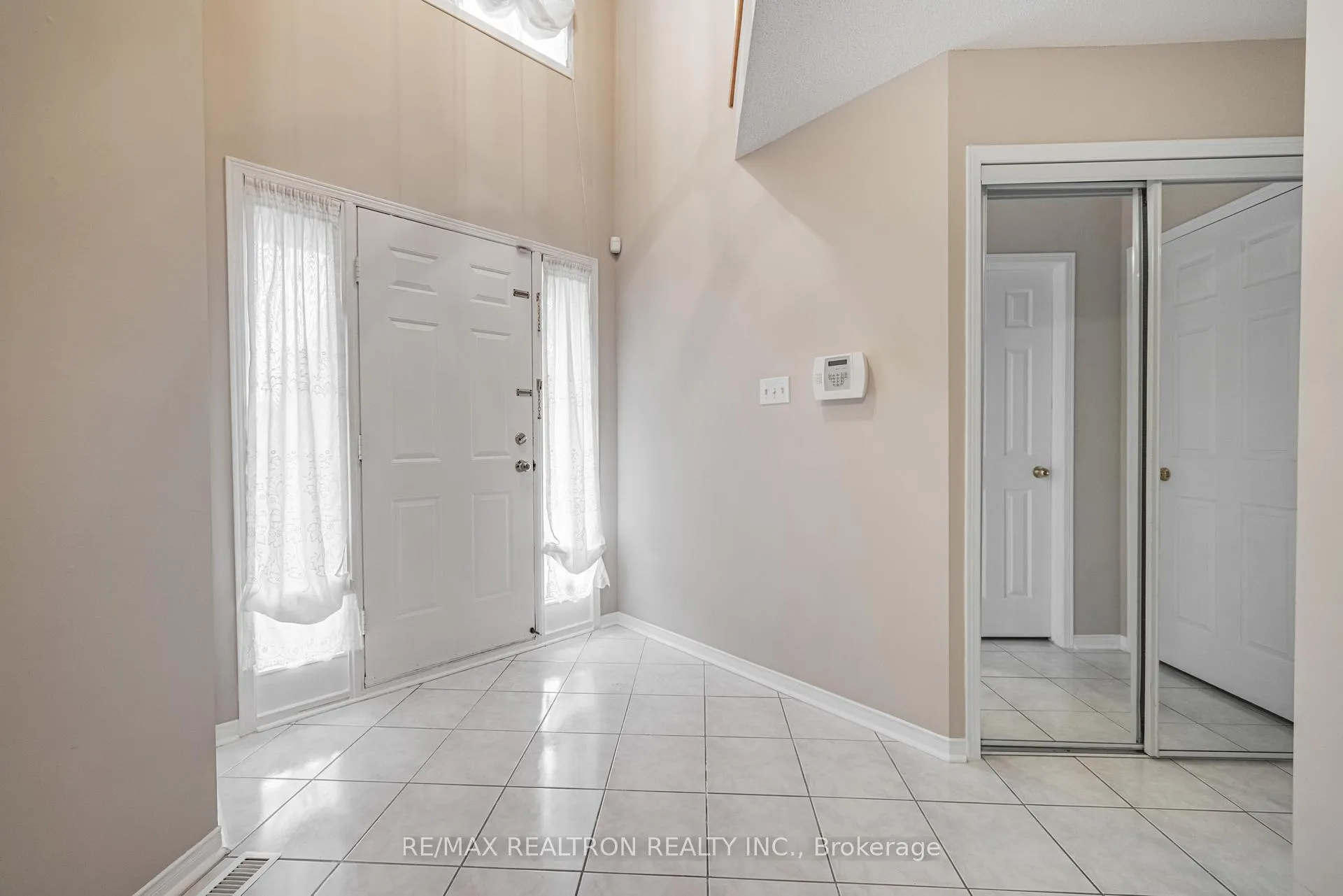 Photo 3 of 15 Snow Leopard Court, Brampton, Sandringham-Wellington — HOMEH