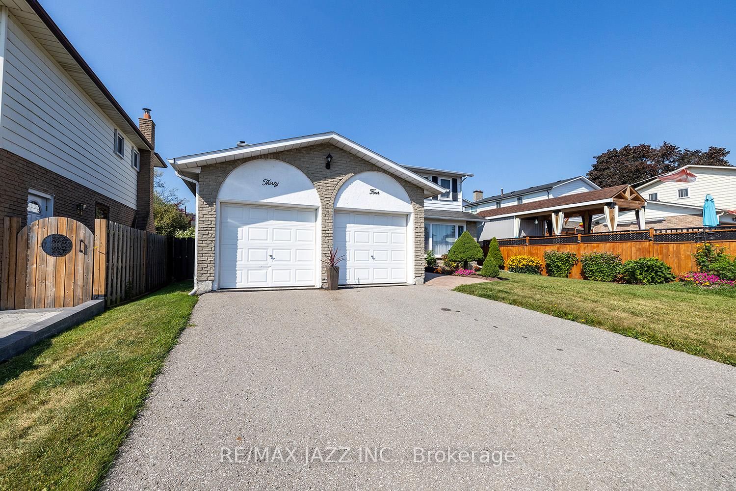 Photo 3 of 34 Rhonda Boulevard, Clarington, Bowmanville — HOMEH
