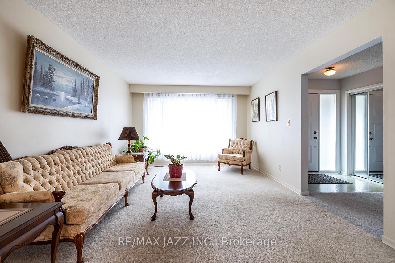 Photo 6 of 34 Rhonda Boulevard, Clarington, Bowmanville — HOMEH