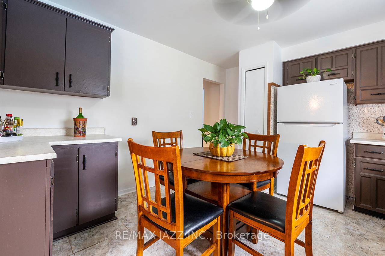 Photo 11 of 34 Rhonda Boulevard, Clarington, Bowmanville — HOMEH
