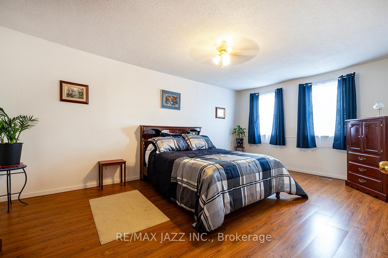 Photo 18 of 34 Rhonda Boulevard, Clarington, Bowmanville — HOMEH