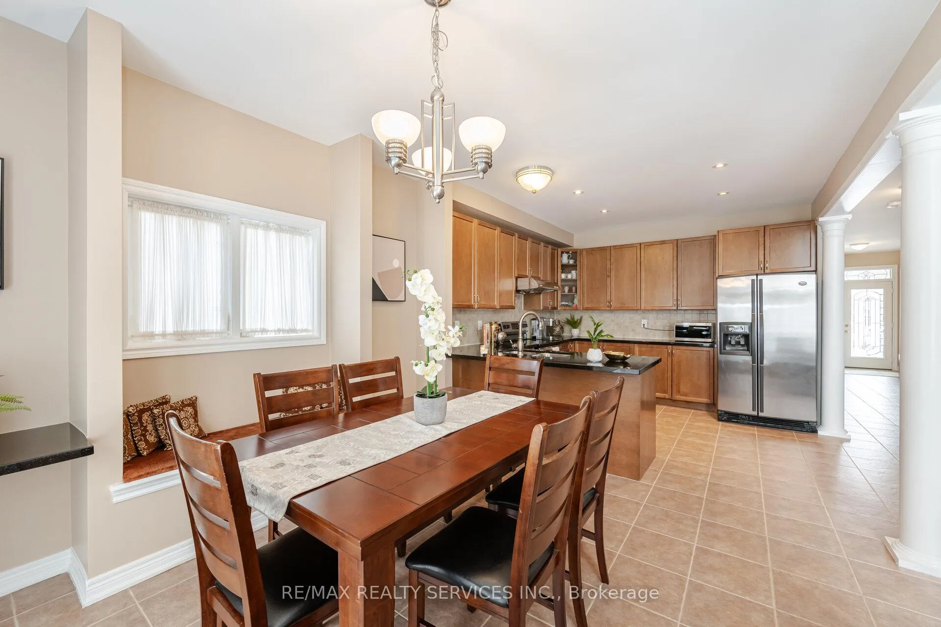 Photo 11 of 17 Regis Circle, Brampton, Vales of Castlemore North — HOMEH