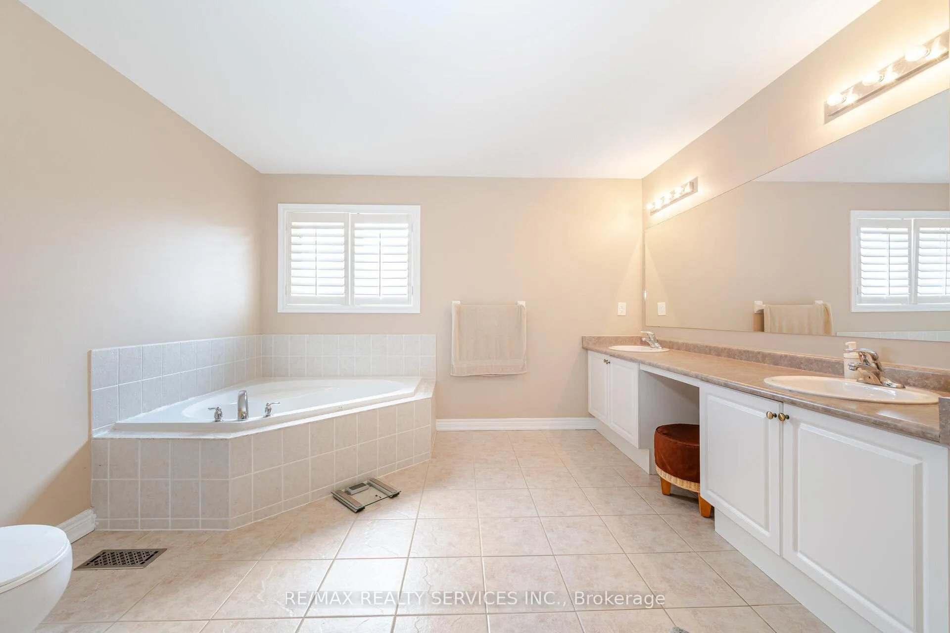 Photo 22 of 17 Regis Circle, Brampton, Vales of Castlemore North — HOMEH
