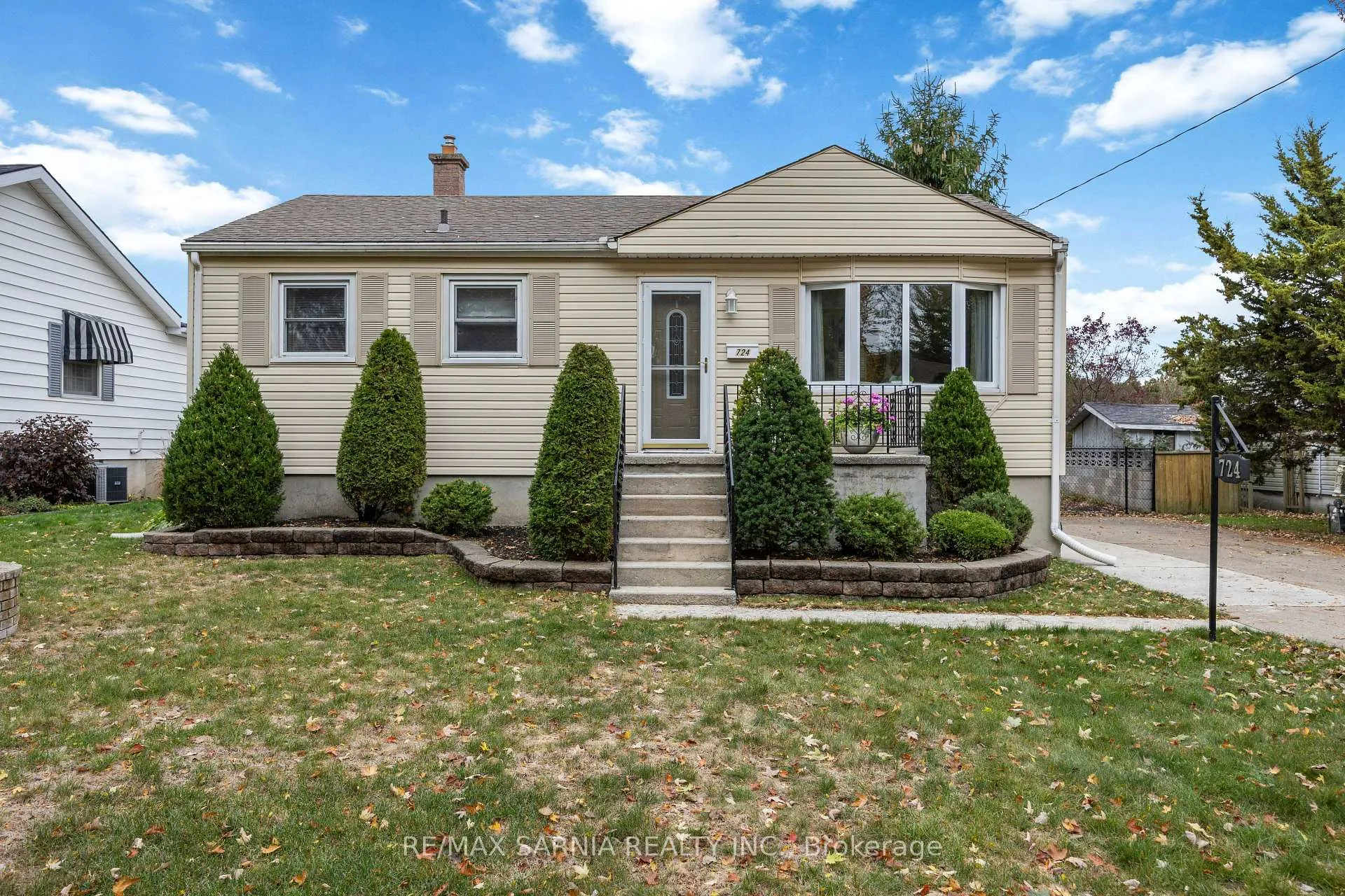 Photo 1 of 724 Southern Avenue, Sarnia — HOMEH