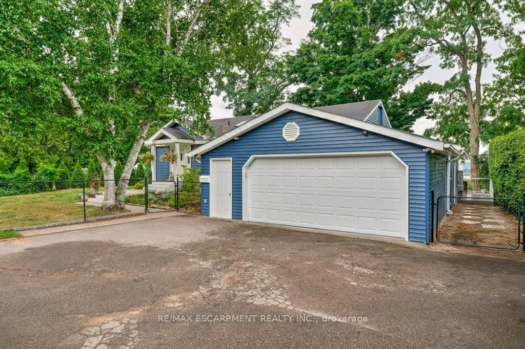 Photo 2 of 636 West Oval Drive, Burlington, Bayview — HOMEH