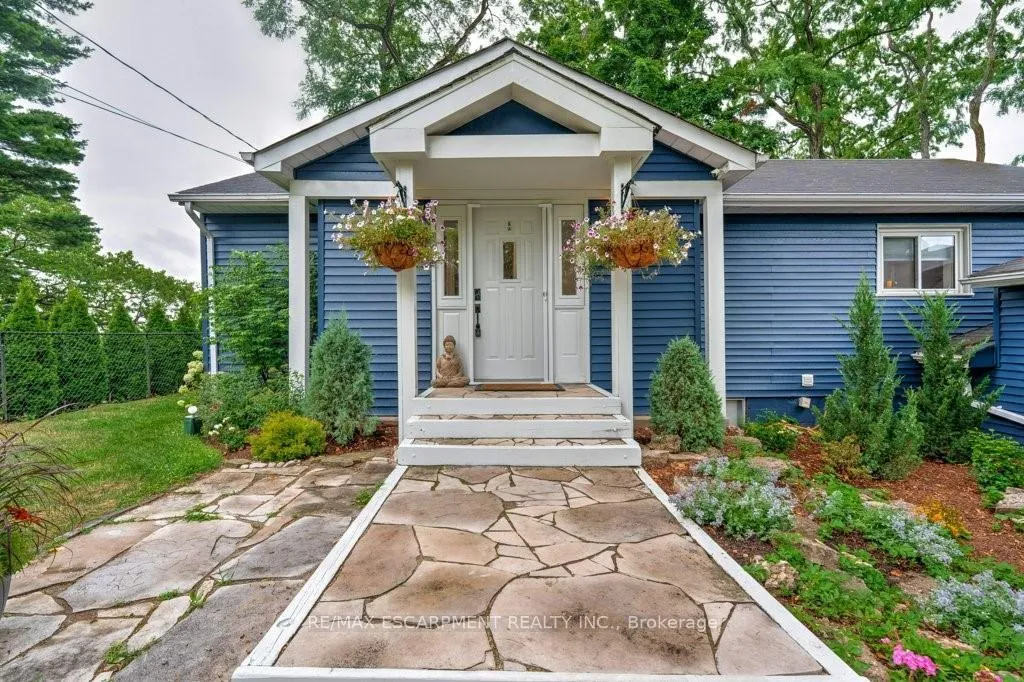 Photo 4 of 636 West Oval Drive, Burlington, Bayview — HOMEH