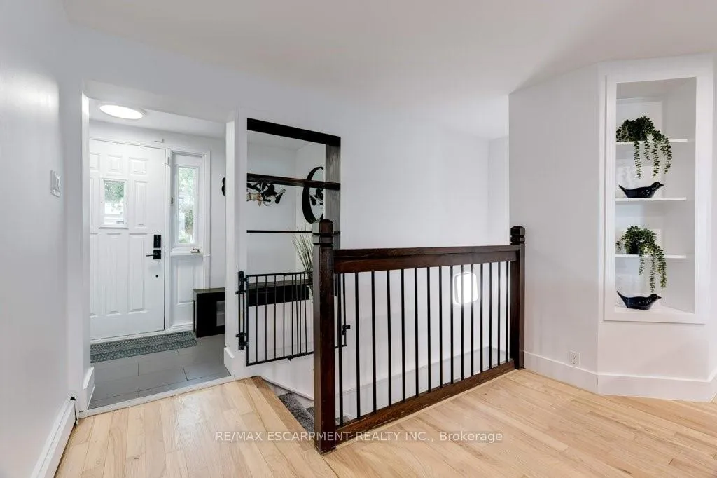 Photo 6 of 636 West Oval Drive, Burlington, Bayview — HOMEH
