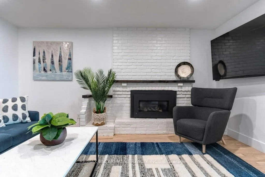 Photo 8 of 636 West Oval Drive, Burlington, Bayview — HOMEH