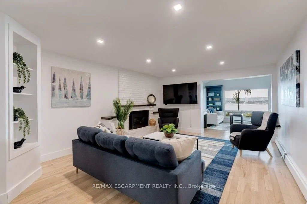 Photo 9 of 636 West Oval Drive, Burlington, Bayview — HOMEH