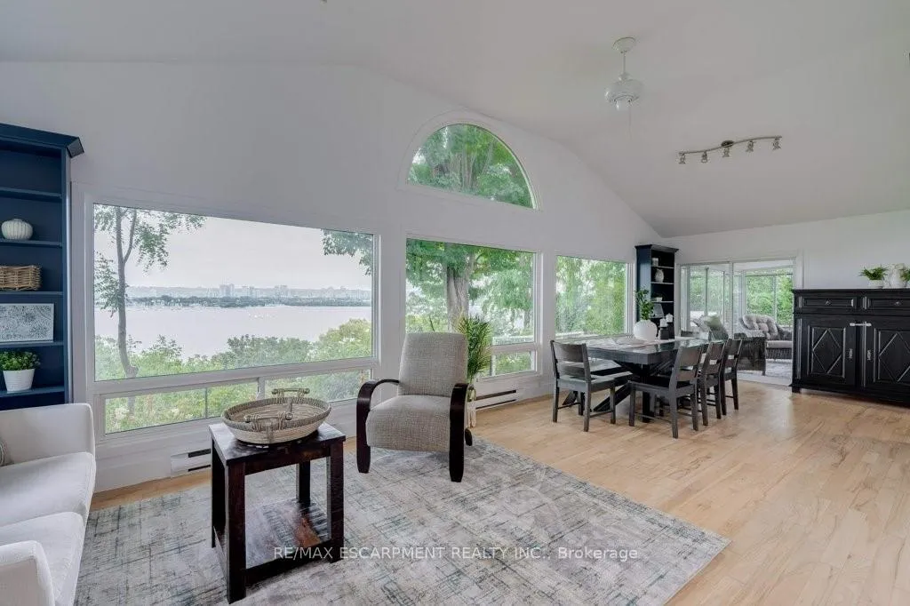Photo 11 of 636 West Oval Drive, Burlington, Bayview — HOMEH