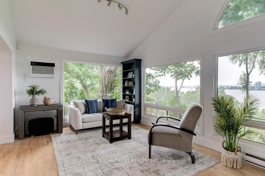Photo 12 of 636 West Oval Drive, Burlington, Bayview — HOMEH