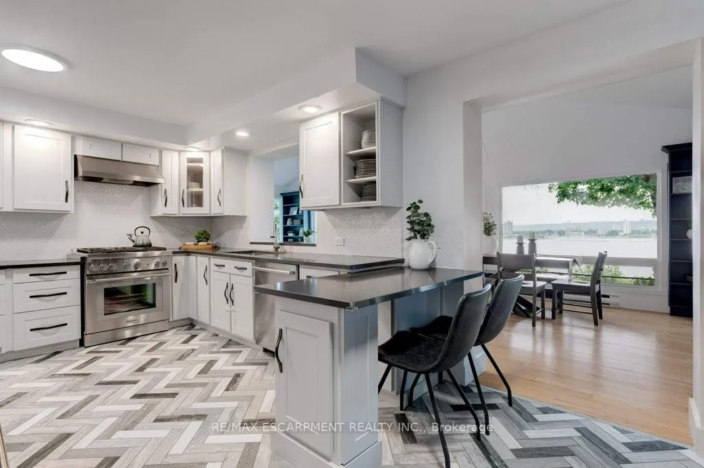 Photo 15 of 636 West Oval Drive, Burlington, Bayview — HOMEH